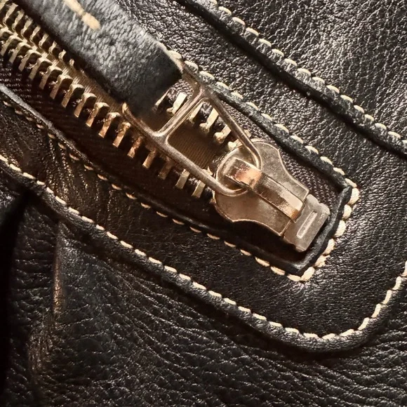 Roots Black Leather Shoulder Bag with Adjustable Strap Vintage and Hard to Find - Picture 6 of 8